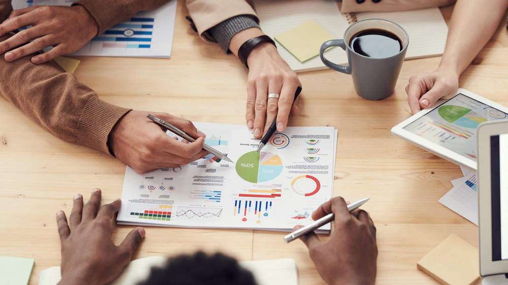 Ragazzi che discutono della loro start-up